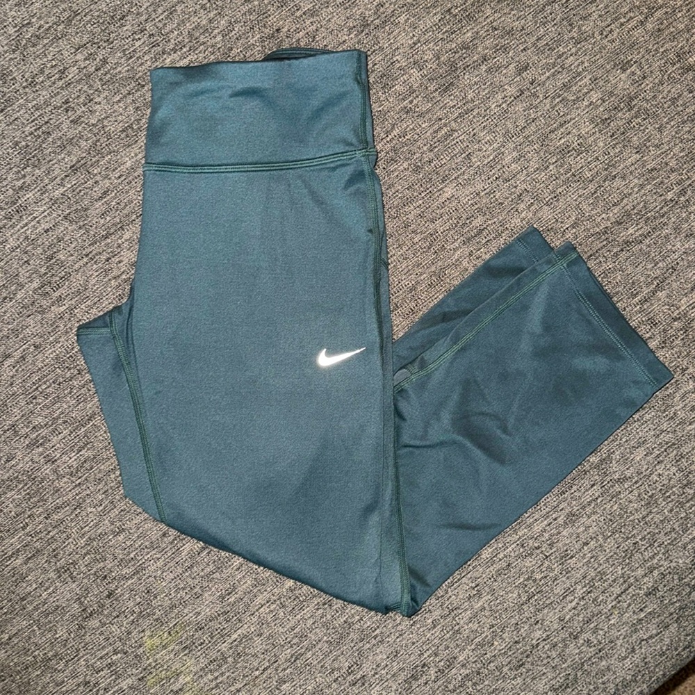Sage green nike cropped leggings (M)
